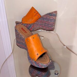 Børn platforms, orange & tan leather w/ silver studs, multicolour  heels 🧶🧵